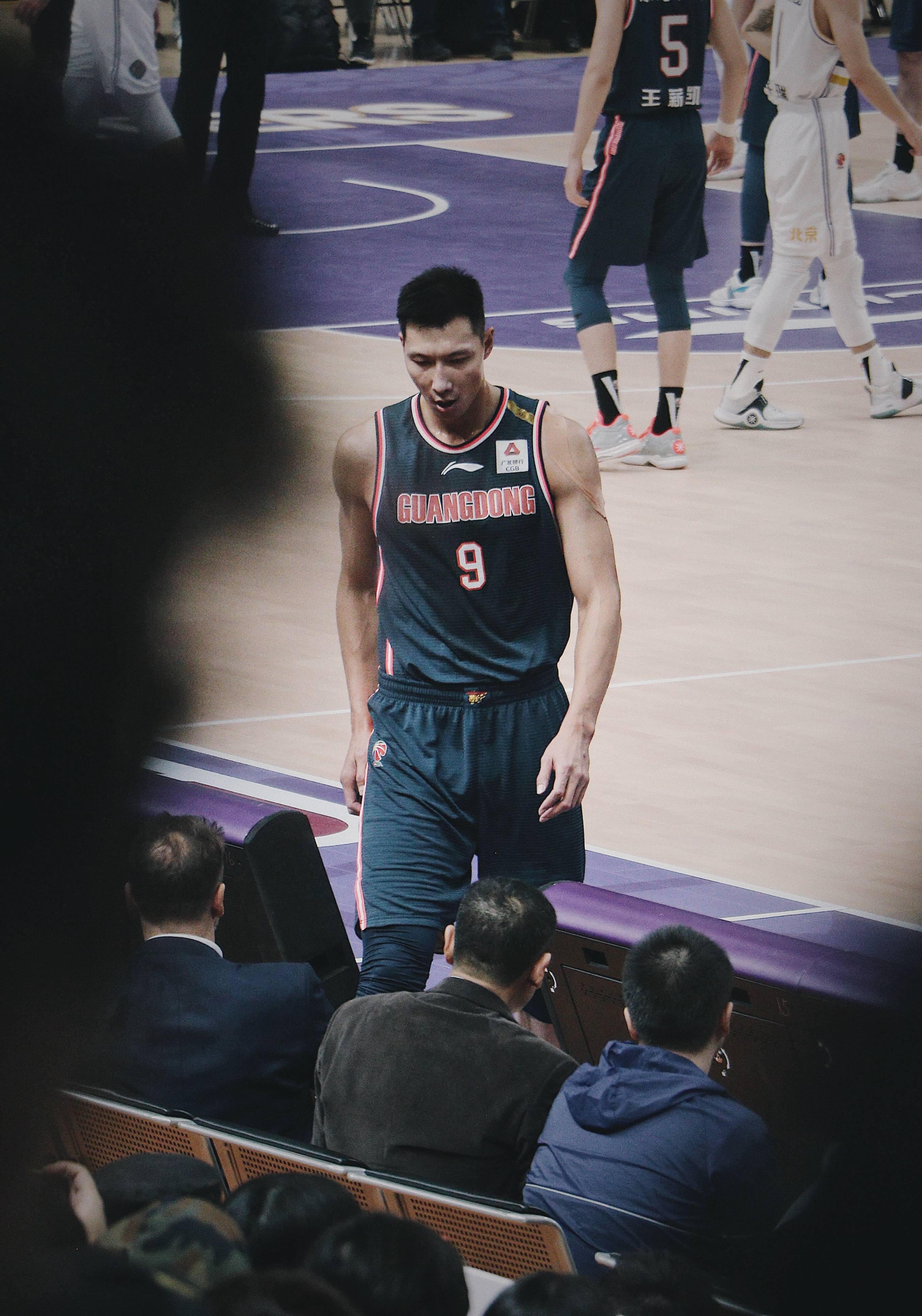 关于赛后达拉斯独行侠官宣签约：CBA常规赛节点到来，更衣室稳定，医务组通报恢复的信息