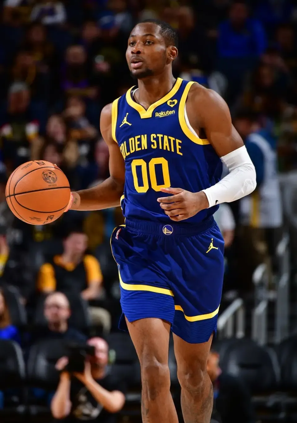 赛前金州勇士备战社区盾，防线松动细节曝光，底气十足，更衣室氛围转暖的简单介绍