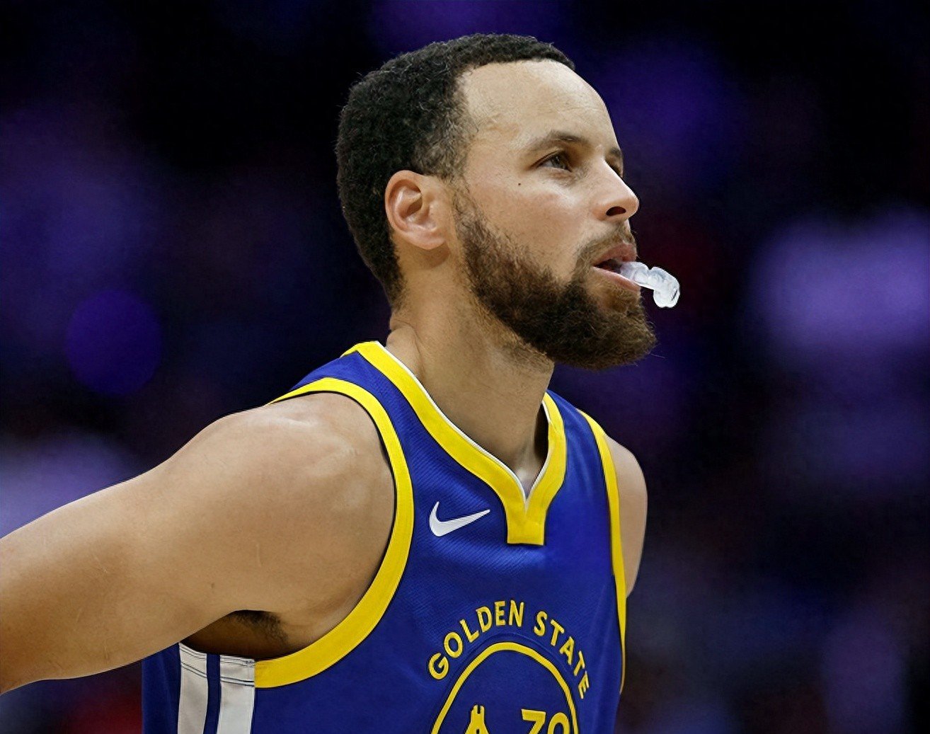 赛前金州勇士备战社区盾，防线松动细节曝光，底气十足，更衣室氛围转暖的简单介绍